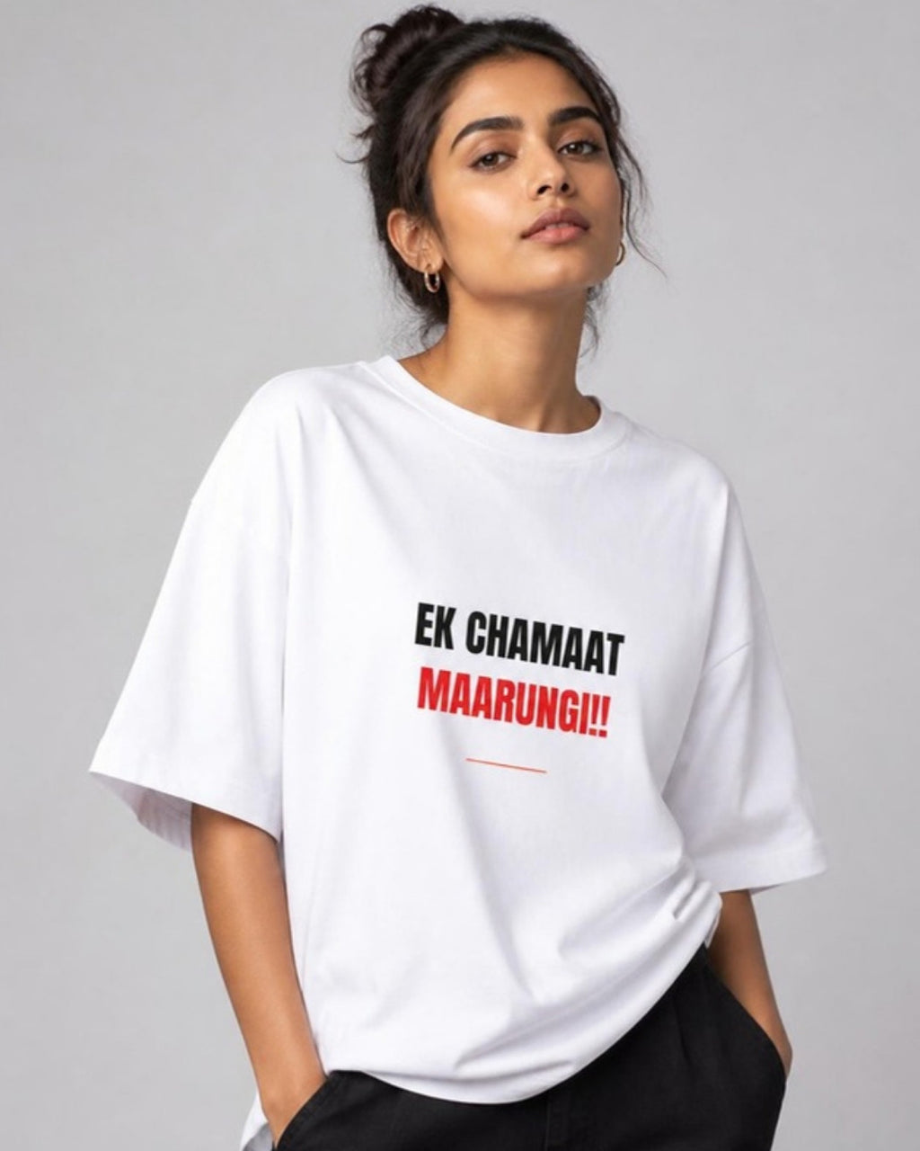 Ek Chamaat Maarungi oversized tee on female model
